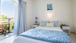 Minibar, escritorio, tabla de planchar con plancha y wifi gratis