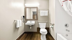 Een moderne badkamer met een wastafel, toilet en bad.