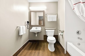 Une salle de bain moderne avec un lavabo, des toilettes et une baignoire.