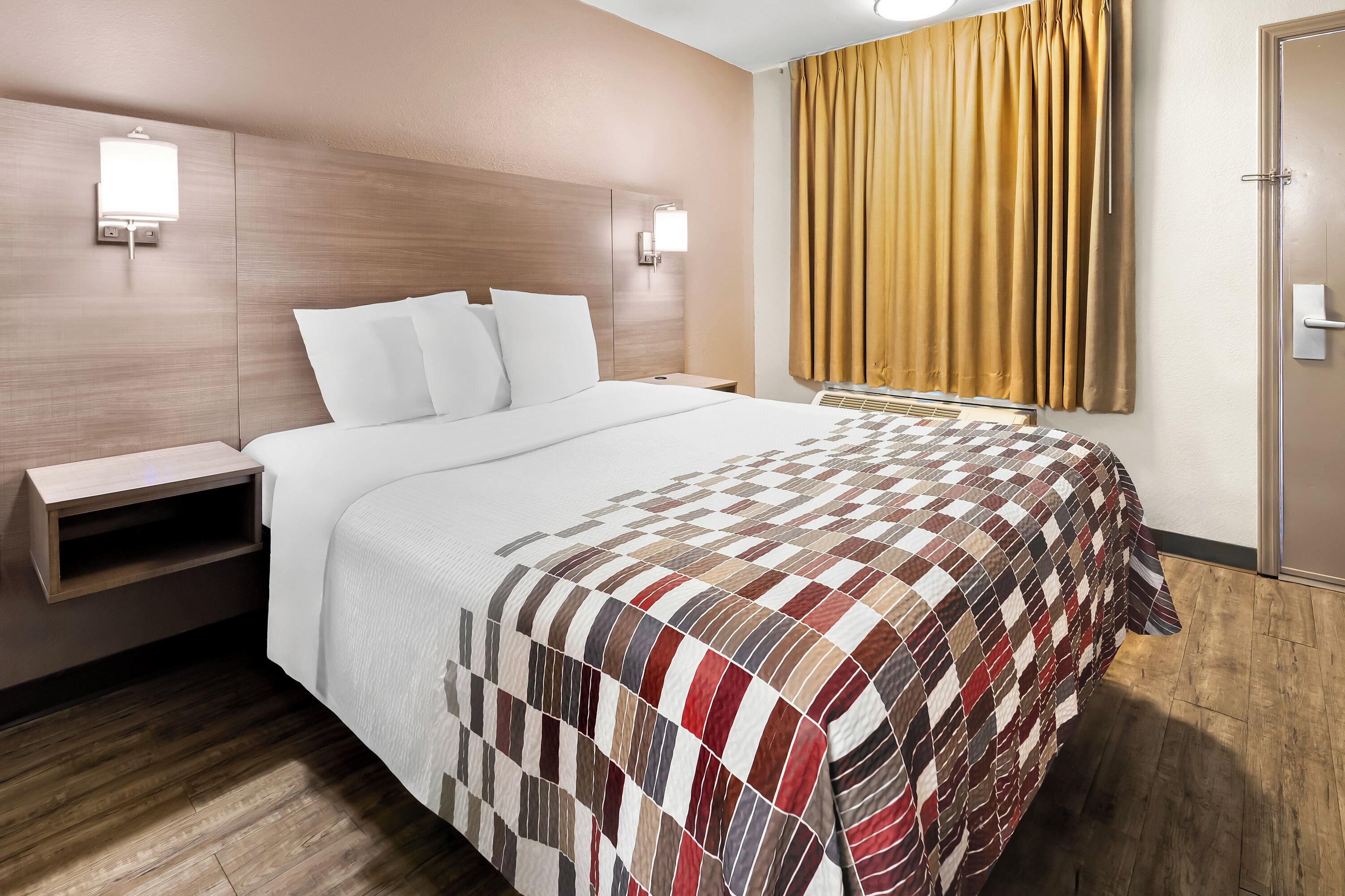 Deluxe Room, 1 King Bed, Non Smoking | Desk, iron/ironing board, free WiFi, alarm clocks
