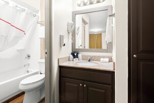 Badkar/dusch, gratis toalettartiklar, hårtork och handdukar