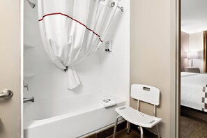 Ensemble douche/baignoire, articles de toilette gratuits, sèche-cheveux