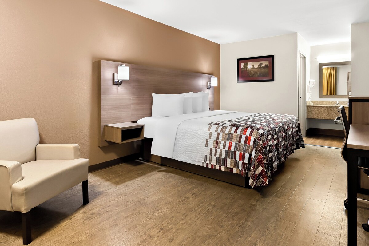 Deluxe Room, 1 King Bed, Non Smoking | Desk, iron/ironing board, WiFi (free), alarm clocks