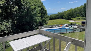 Standard Room, 1 Queen Bed, Non Smoking (The Single Queen) | Desk, free WiFi, alarm clocks