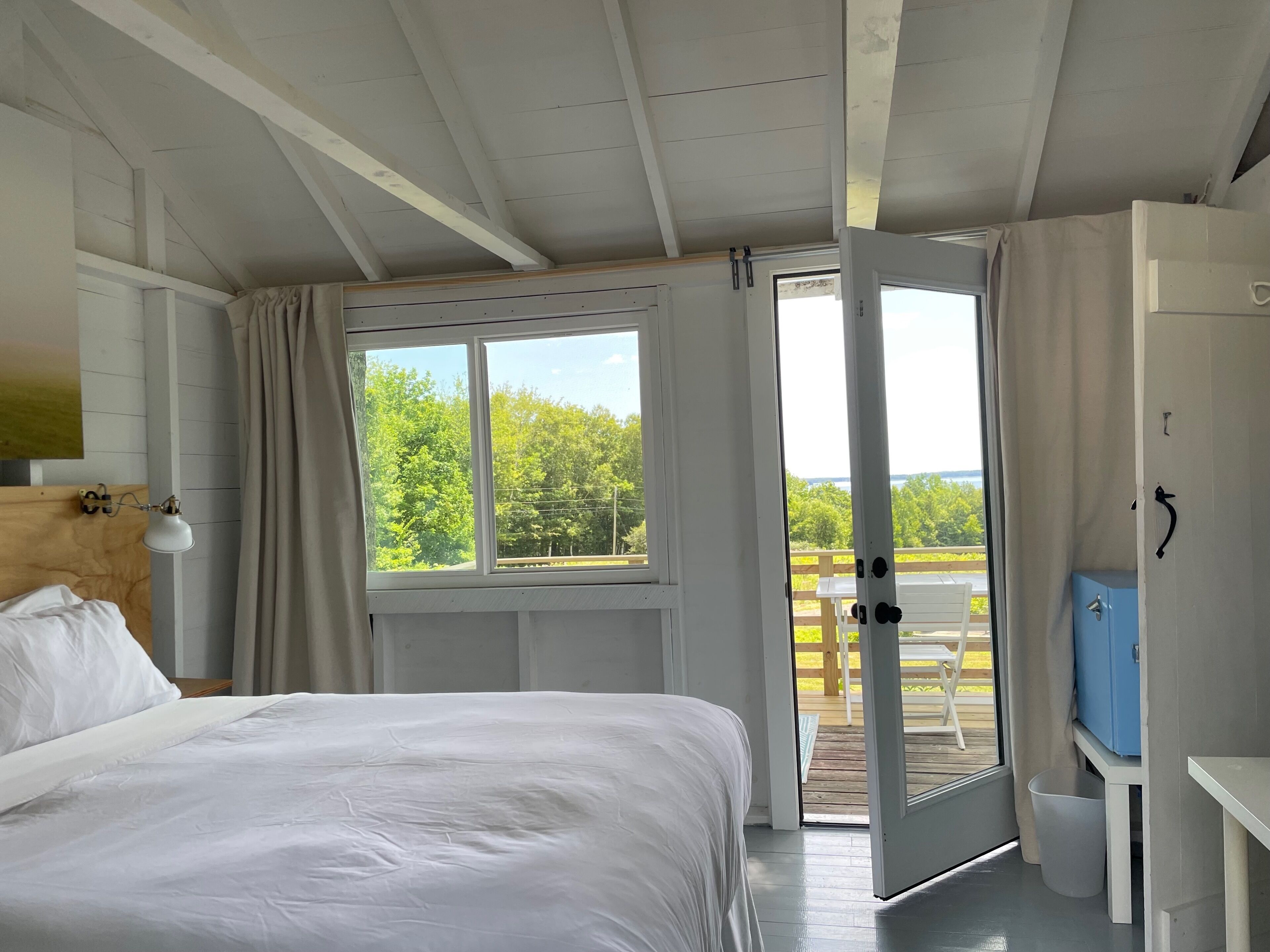 Desk, free WiFi, alarm clocks