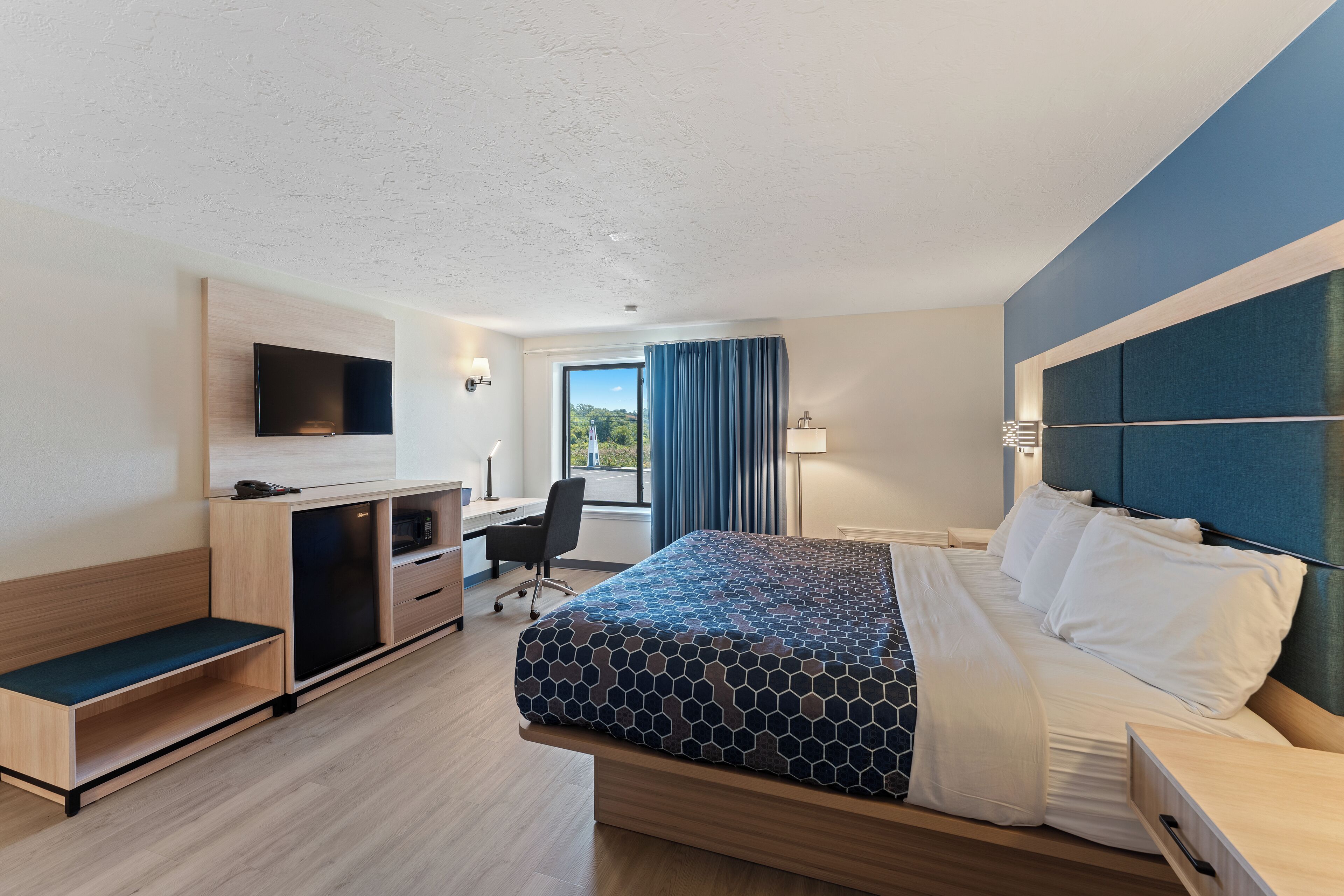 华丽客房, 1 张特大床 | 办公桌、遮光窗帘、熨斗/熨衣板、免费 WiFi