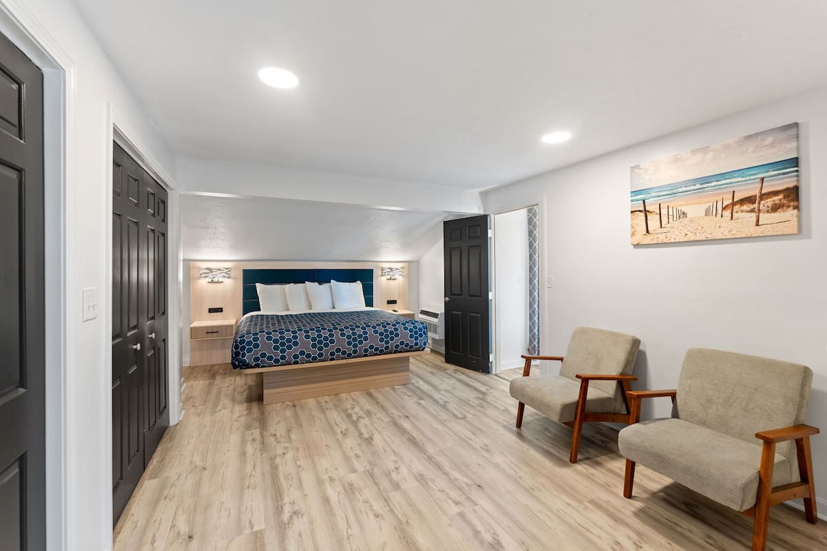 Family Apartment | Hypo-allergenic bedding, desk, blackout drapes, iron/ironing board
