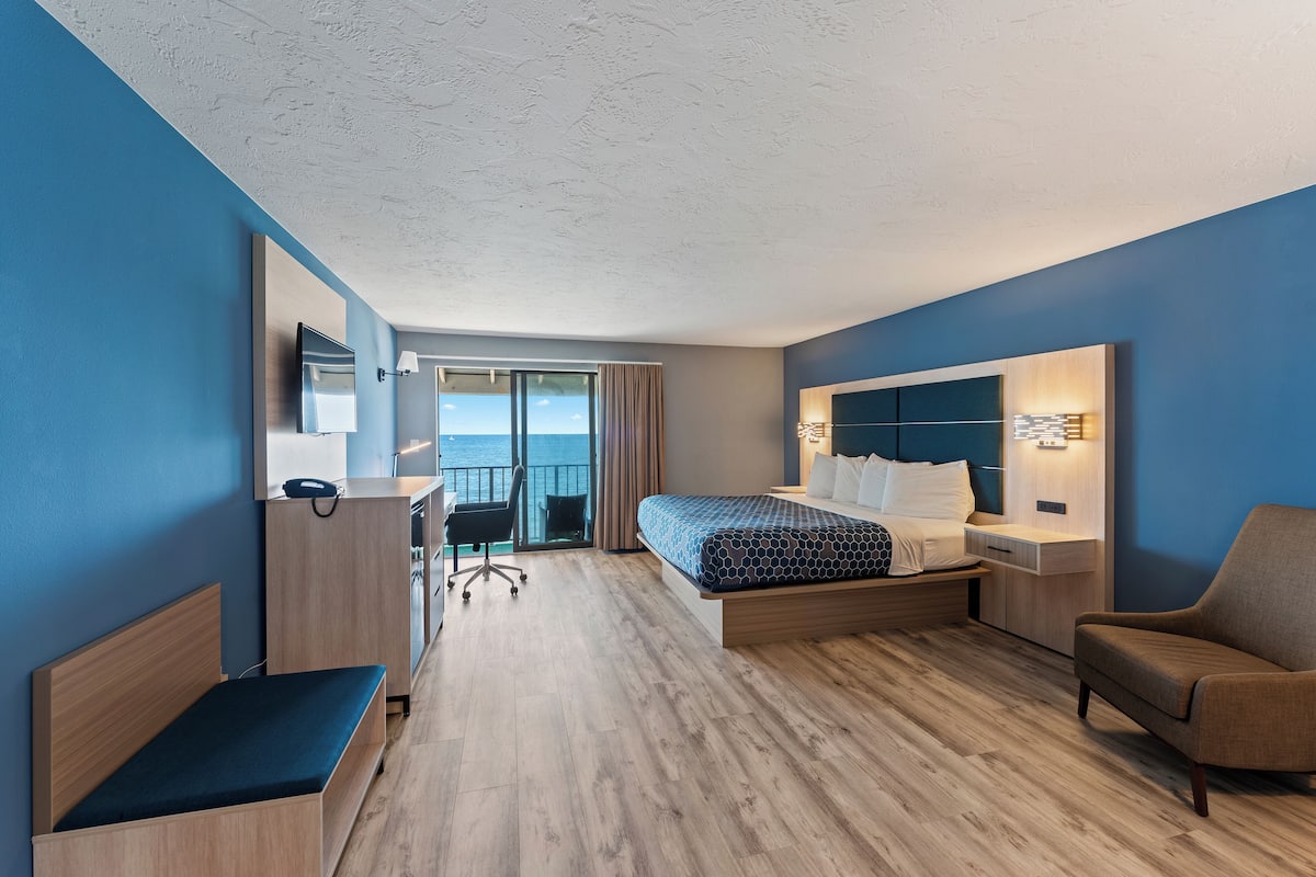 Deluxe Room, Balcony, Ocean View | Desk, blackout drapes, iron/ironing board, free WiFi