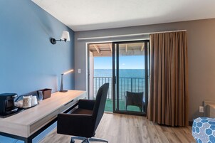 Escritorio, cortinas blackout y tabla de planchar con plancha 