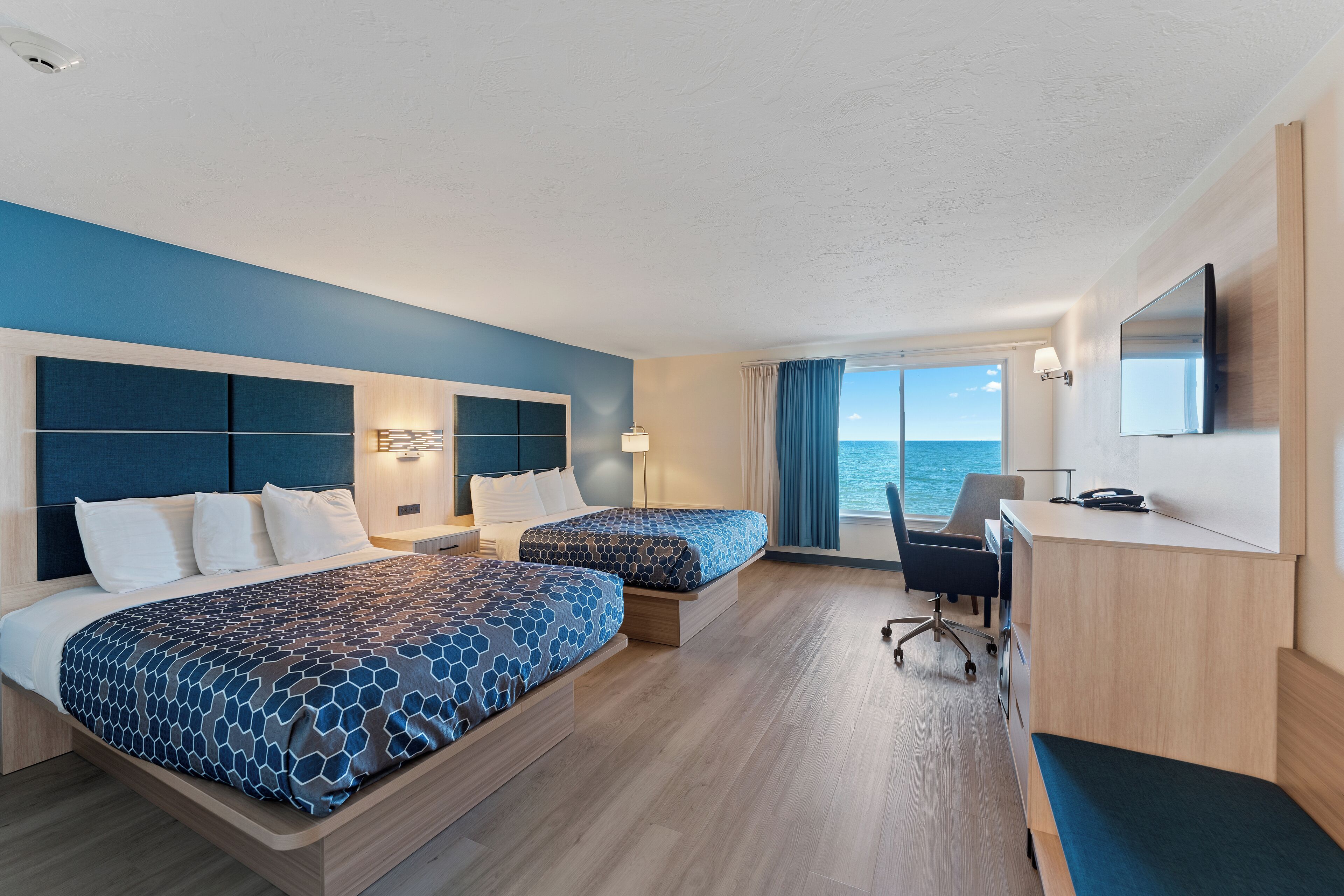 华丽双人房, 2 张大床, 海洋景观 | 办公桌、遮光窗帘、熨斗/熨衣板、免费 WiFi