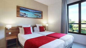 Estudio básico, vistas al jardín (Bike included ! / Vélo inclus !) | Caja fuerte, escritorio, cortinas opacas y sistema de insonorización