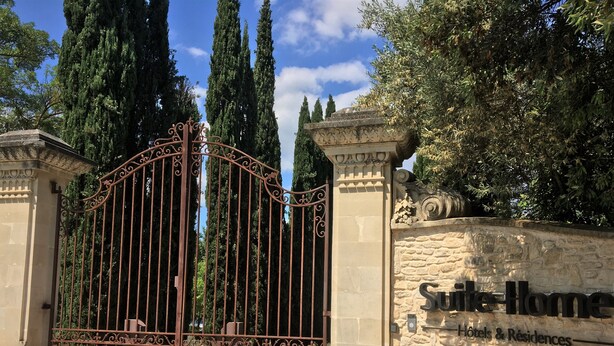 A wrought iron gate with a stone wall and a sign that reads "Suite-Homes Hotels & Residences." - Residence Suite Home Aix en Provence (Bouc-Bel-Air)