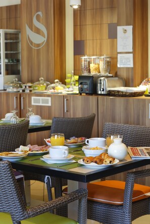 Daily continental breakfast (EUR 12 per person) - Residence Suite Home Aix en Provence (Bouc-Bel-Air)
