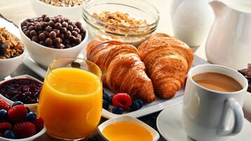 Se ofrece un desayuno bufé (12.00 EUR por persona)