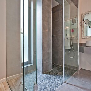 Suite | Bathroom | Designer toiletries, hair dryer, bidet, towels - Alix Boutique (Arteixo)