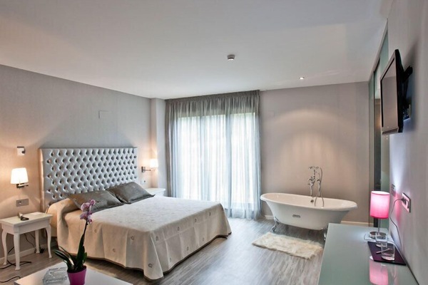 高档床上用品、羽绒被、记忆海绵床垫、迷你吧