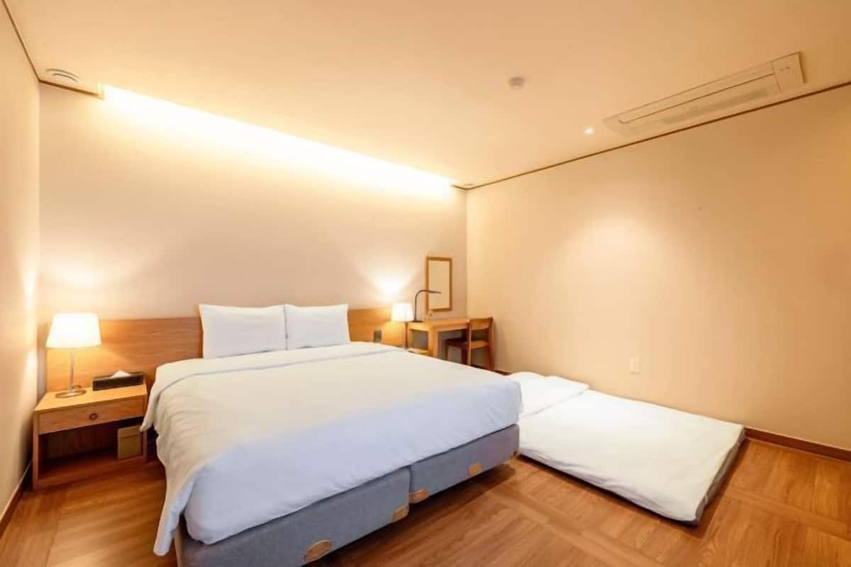 Premium bedding, in-room safe, laptop workspace, soundproofing