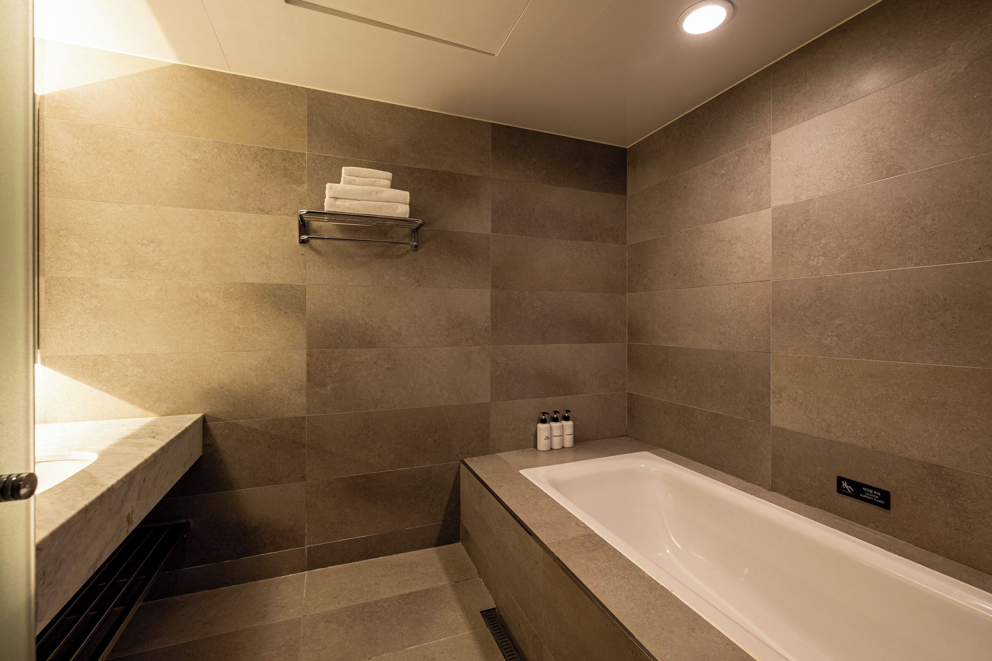 combined shower/bathtub, deep-soaking bathtub, free toiletries