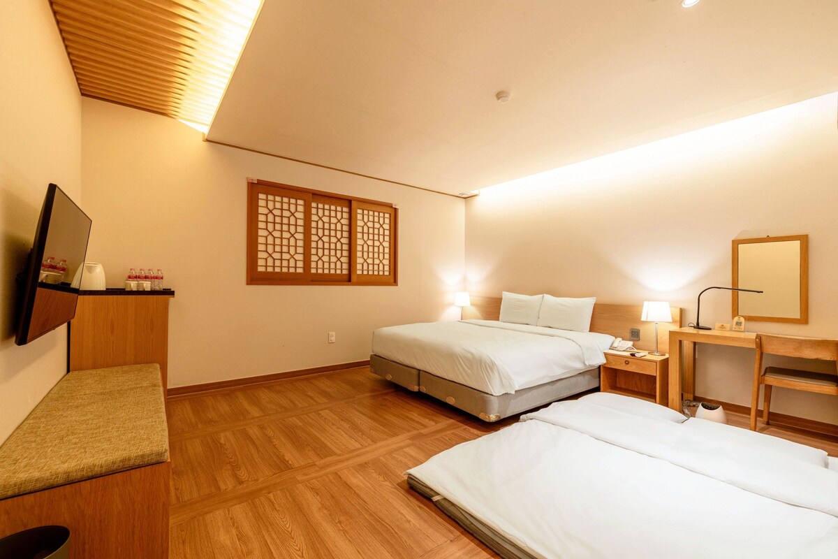 Luxe beddengoed, een kluis op de kamer, een laptopwerkplek