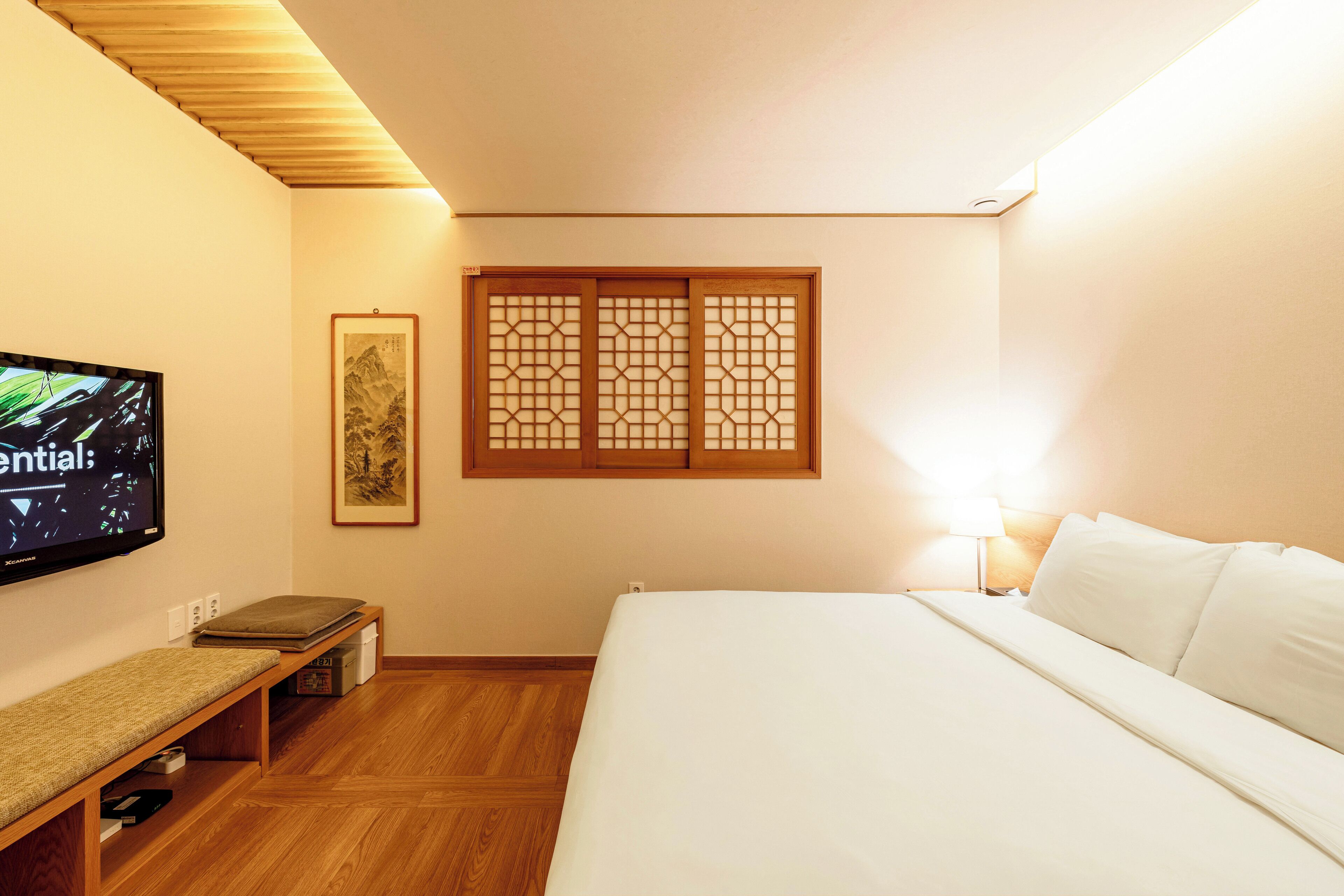 Seprai premium, brankas, ruang kerja ramah laptop, dan kedap suara