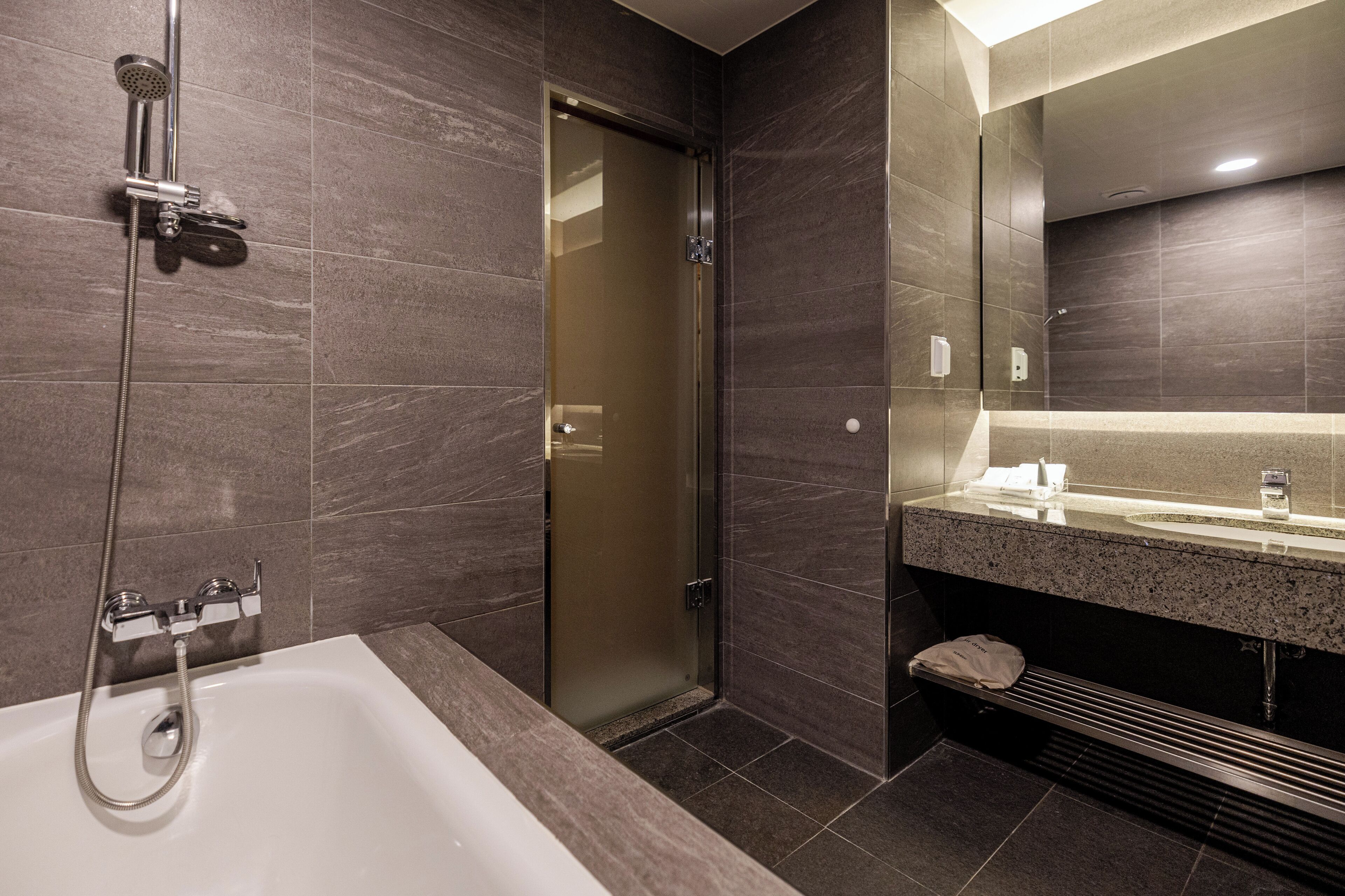 combined shower/bathtub, deep-soaking bathtub, free toiletries