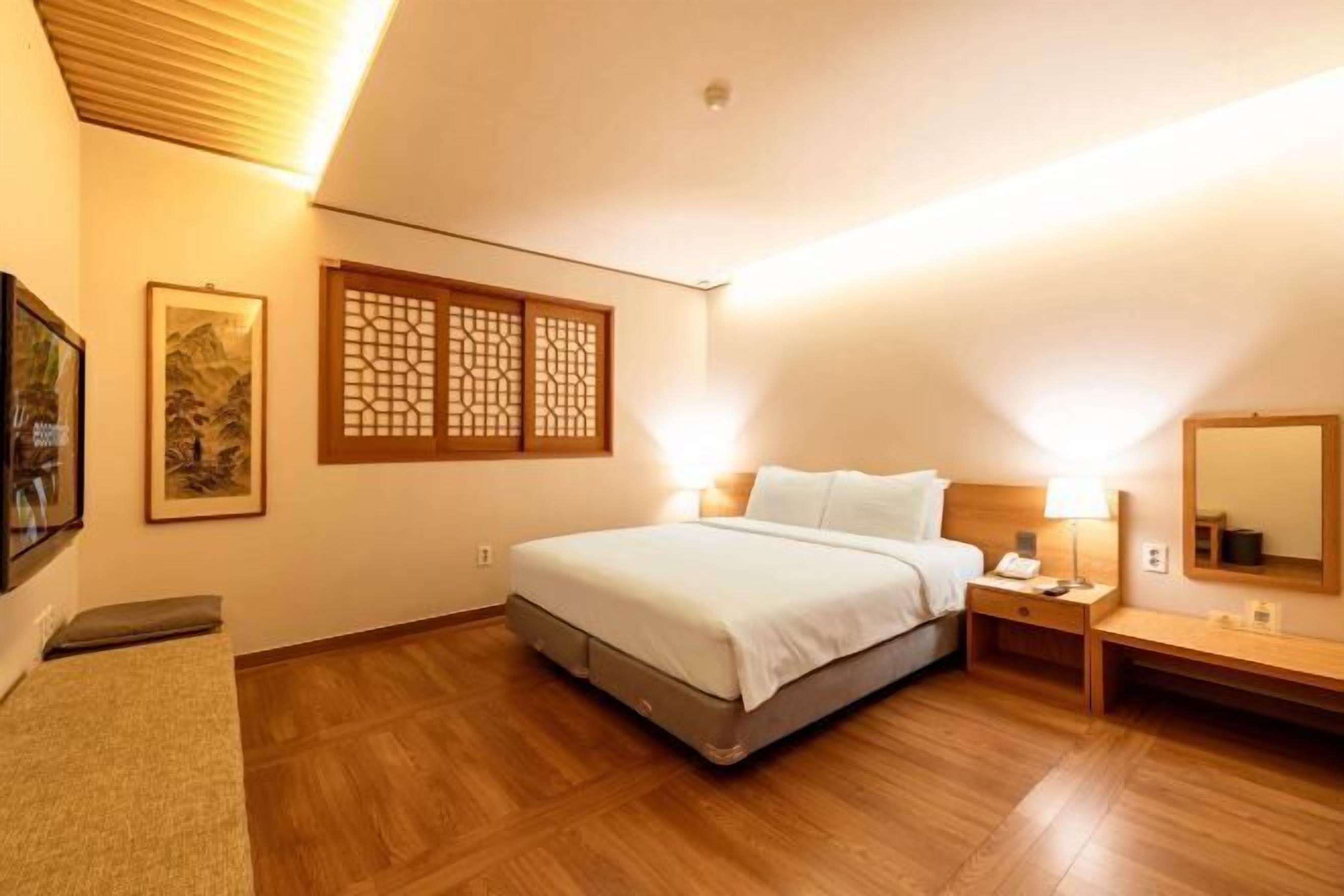 Premium bedding, in-room safe, laptop workspace, soundproofing