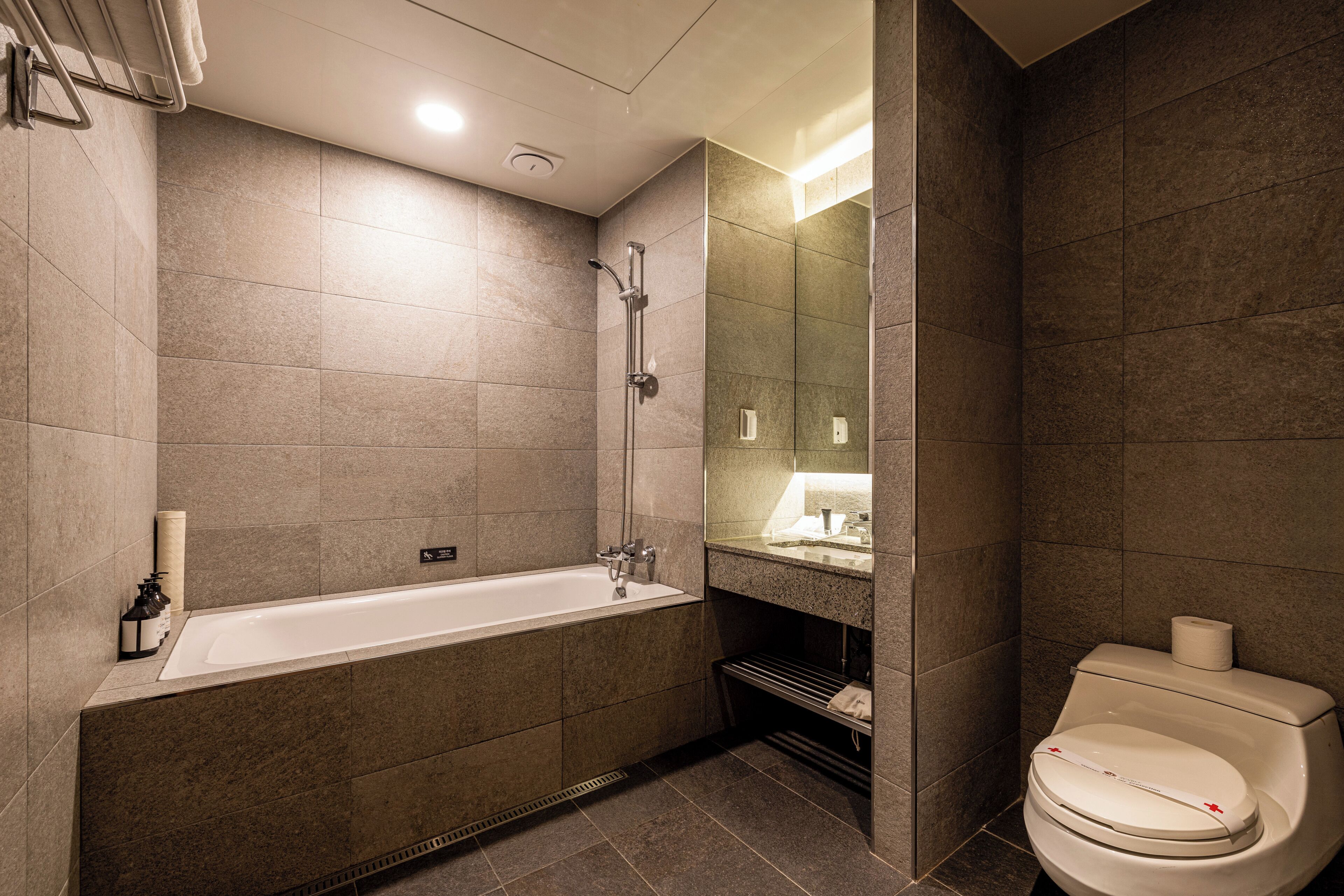 combined shower/bathtub, deep-soaking bathtub, free toiletries