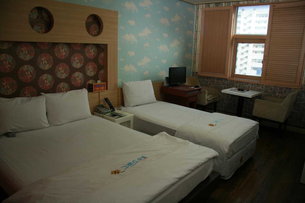 Twin kamer | Luxe beddengoed, individueel gemeubileerd, een bureau
