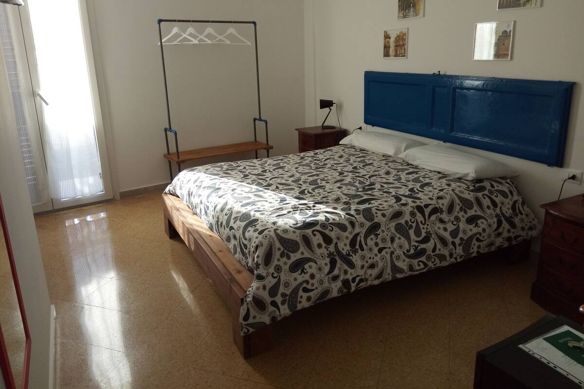 1 habitación, escritorio, tabla de planchar con plancha y wifi gratis