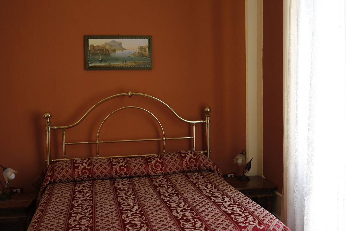 1 habitación, escritorio, tabla de planchar con plancha y wifi gratis