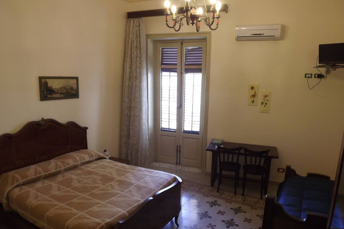 Habitación triple, balcón | 1 habitación, escritorio, tabla de planchar con plancha y wifi gratis