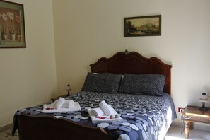 1 habitación, escritorio, tabla de planchar con plancha y wifi gratis 