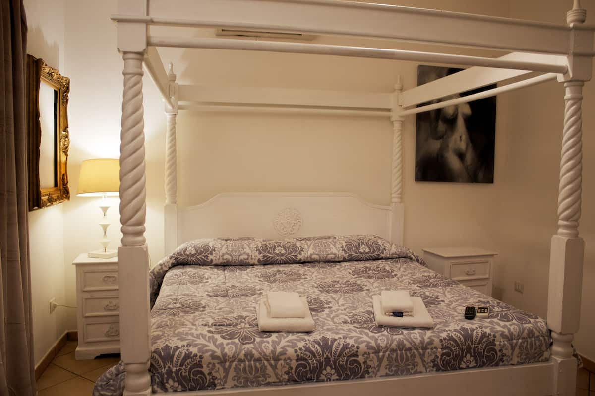 基础三人房 | 意大利 Frette 床单、高档床上用品、羽绒被、迷你吧
