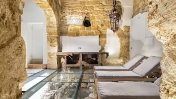 Sauna seca, banheira de hidromassagem, massagens