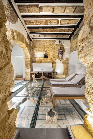 Un sauna, una bañera de hidromasaje, masajes