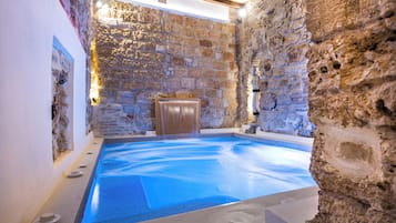 Sauna seca, banheira de hidromassagem, massagens