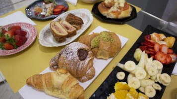 Una mesa con diversos pasteles y frutas.