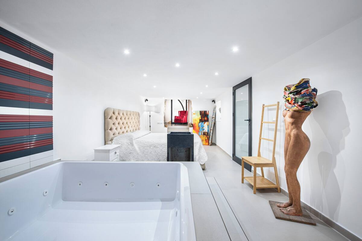 Exclusive Suite Jetted Tub, Pool Access | 意大利 Frette 床单、高档床上用品、羽绒被、迷你吧