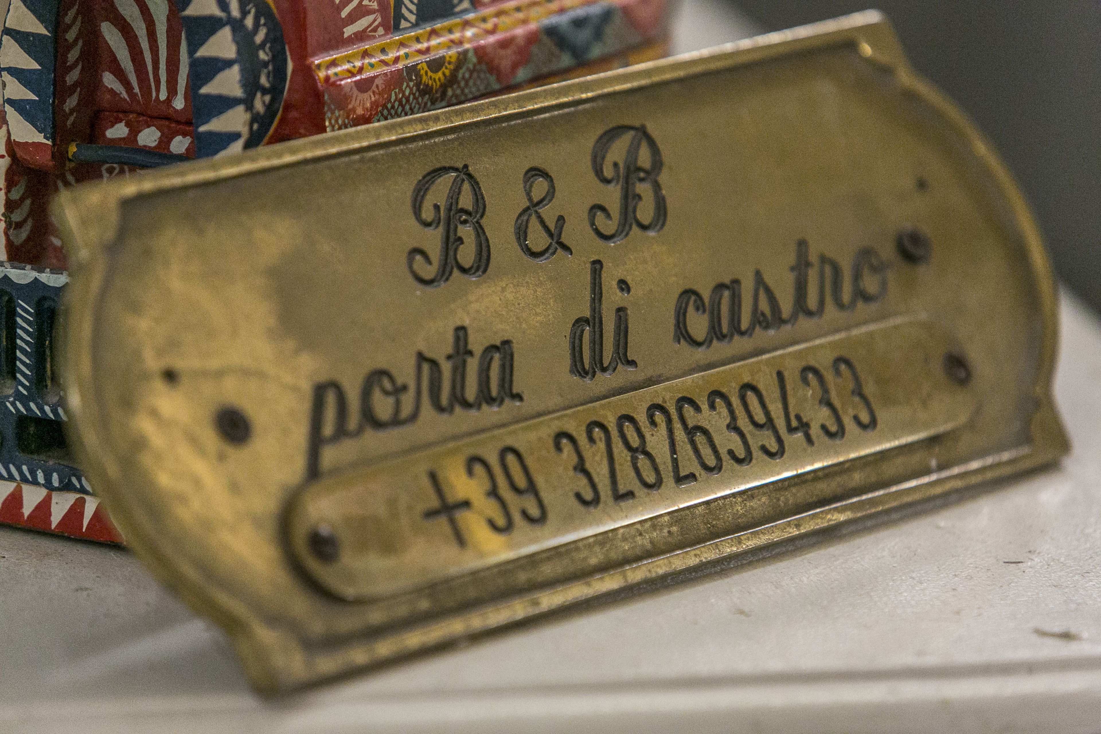 Una placa de latón con texto grabado y un número de teléfono.
