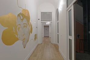 Télévision à écran plat, tablette numérique