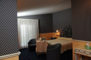 Familien-Vierbettzimmer | Minibar, Schreibtisch, schallisolierte Zimmer, kostenloses WLAN