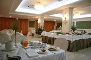 朝食 (コンチネンタル ブレックファスト)、毎日提供 (無料)