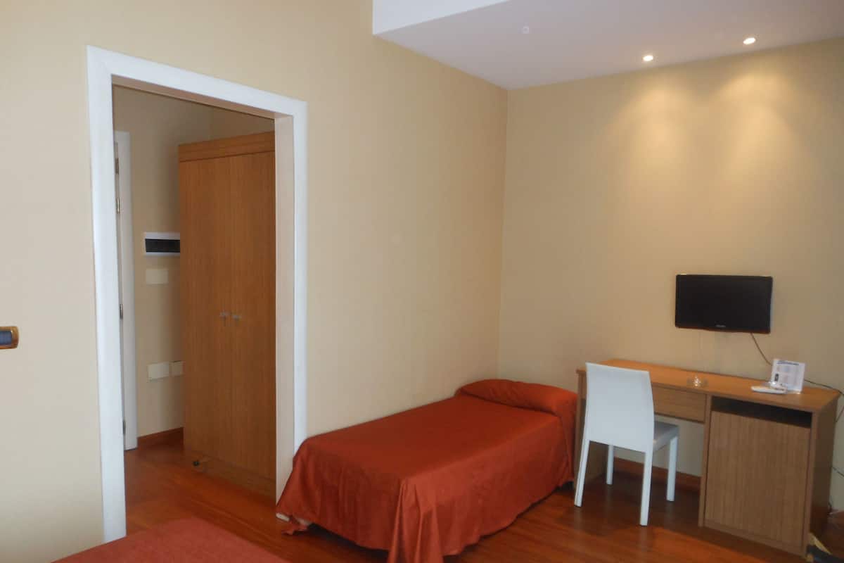 Minibar, muebles diferentes, escritorio y sistema de insonorización