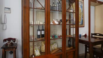 Chambre Double Design | Coin séjour | Télévision LCD de 22 pouces avec chaßnes par cùble, télévision