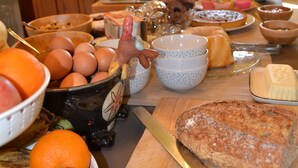 A kitchen counter with various food items and kitchenware. - Agriturismo La Mussia (Castelnuovo Calcea)