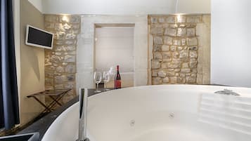 Design Suite, 1 Queen Bed, Hot Tub | Private spa tub