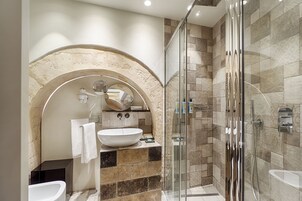 Suite Design, 1 letto queen, idromassaggio | Bagno | Set di cortesia firmato, asciugacapelli, bidet, asciugamani