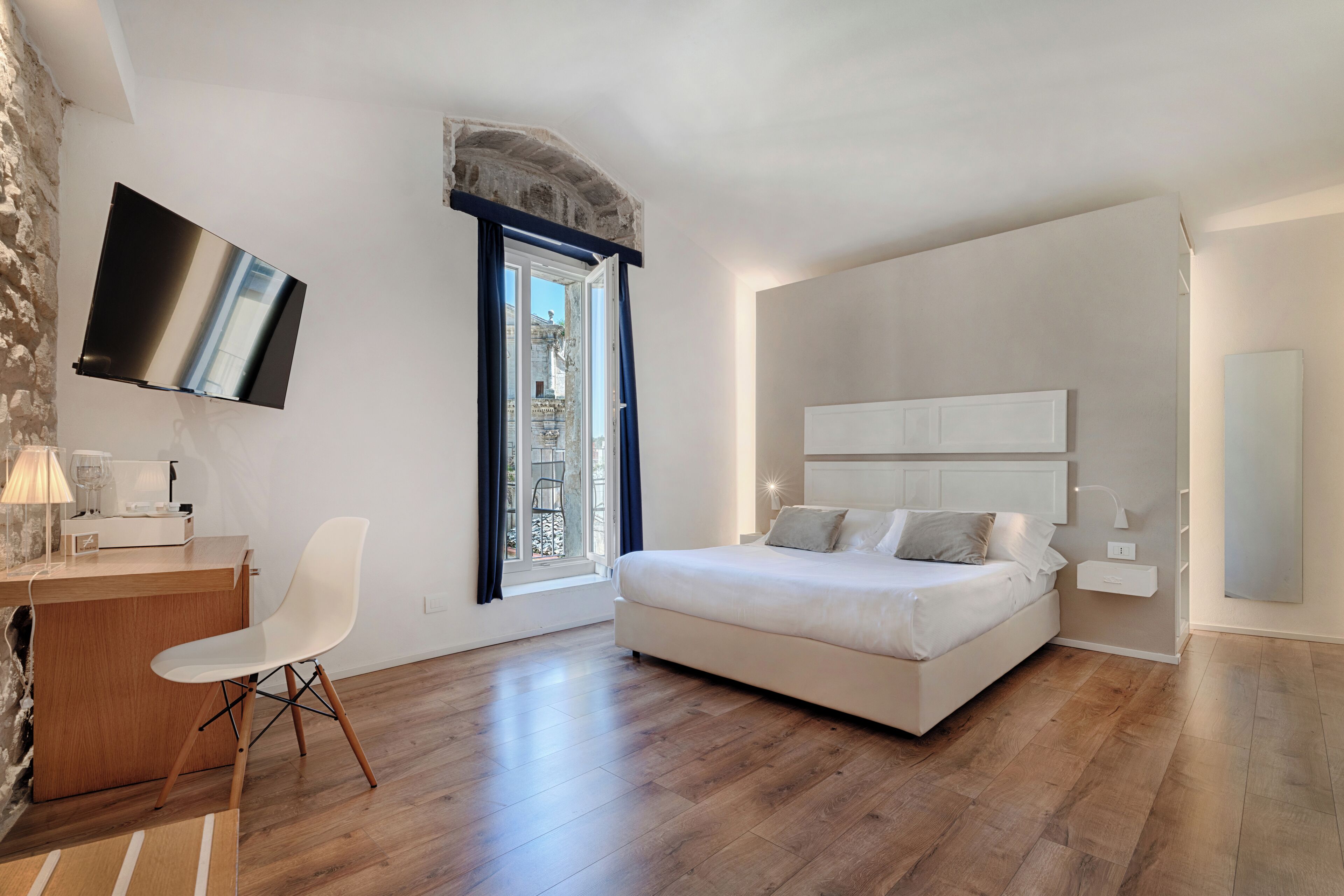 Junior Suite with balcony | 고급 침구, 오리/거위털 이불, 셀렉트 컴포트 침대, 미니바