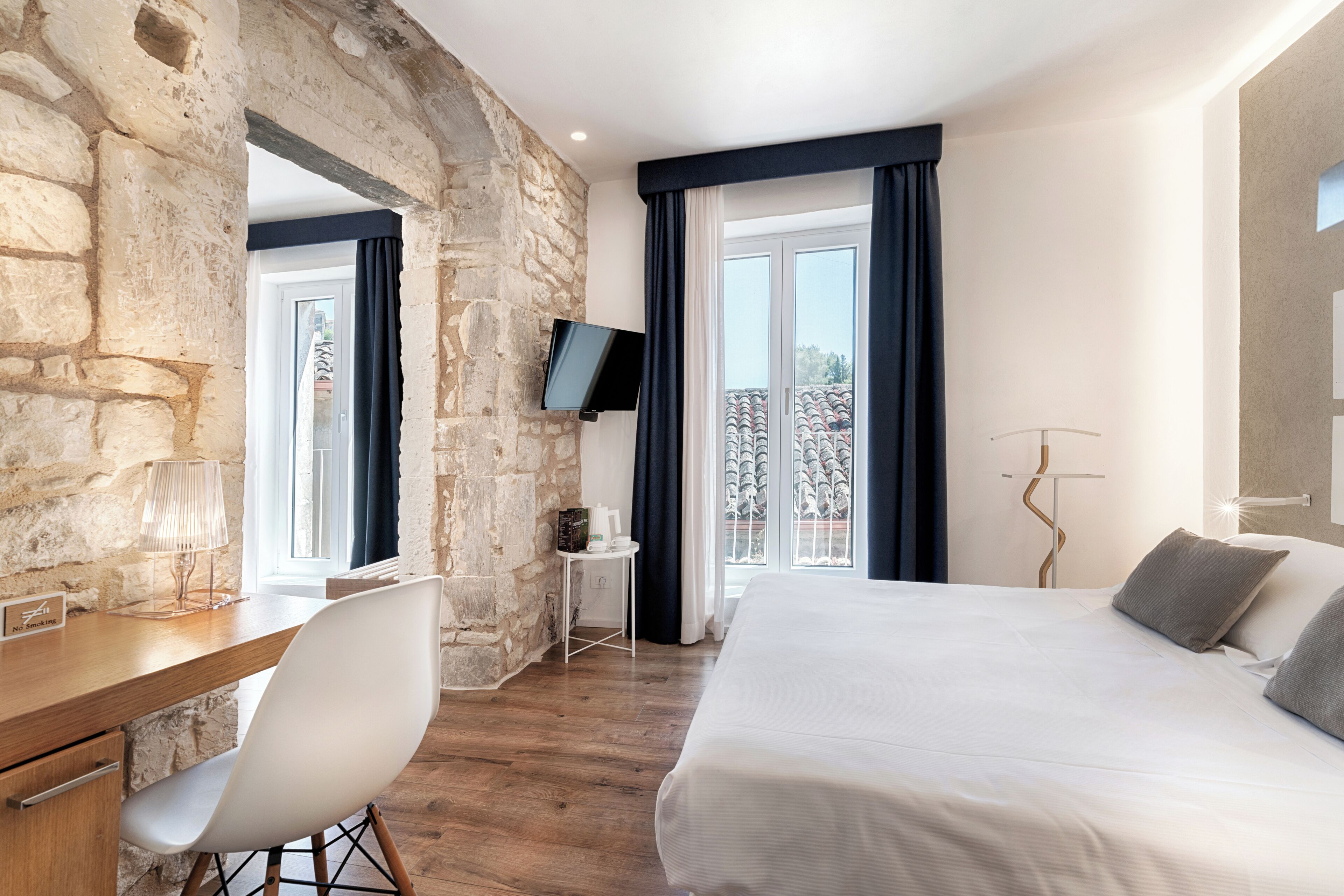 Deluxe room with double bed or 2 single beds with balcony | Ylelliset vuodevaatteet, untuvapeitot