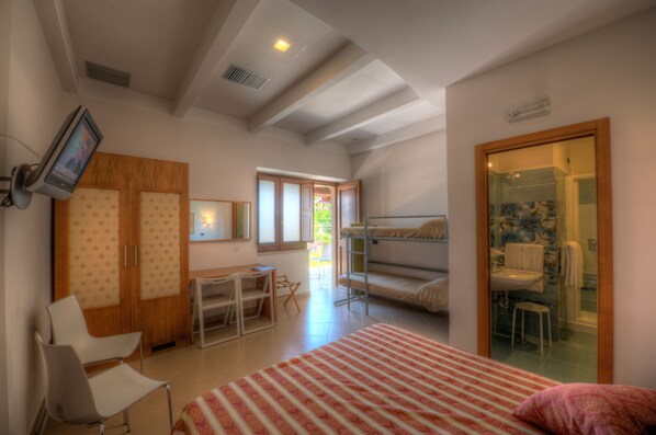 Frigobar, cofres nos quartos, escrivaninha, Wi-Fi de cortesia